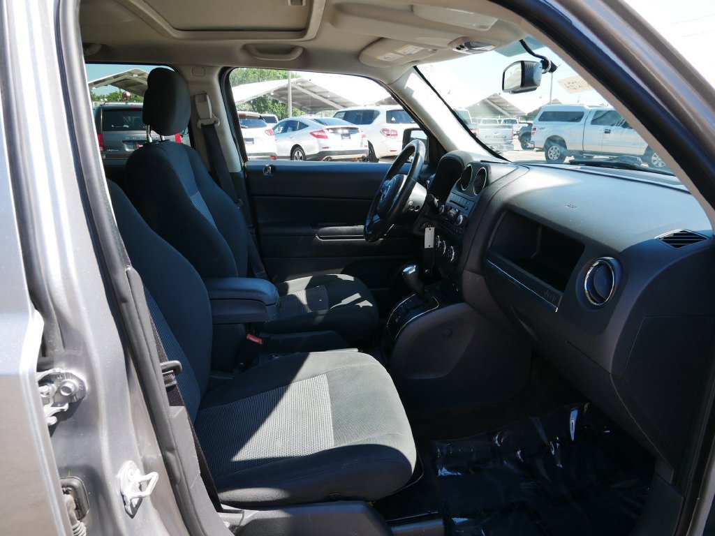 Used 2015 Silver Jeep Latitude image 8