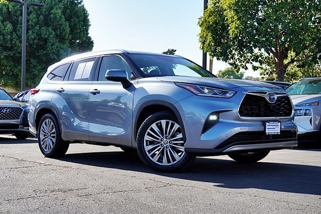 2023 Toyota Highlander Hybrid Platinum