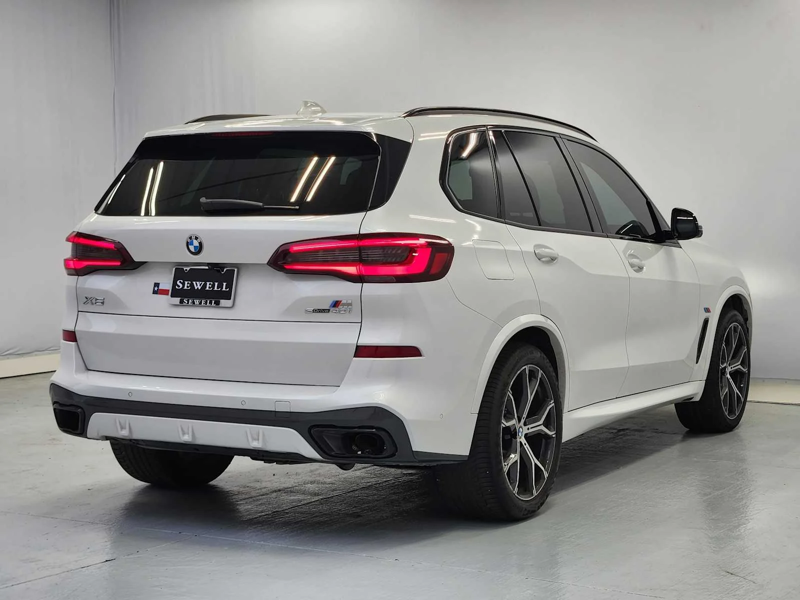 Used 2022 Mineral White Metallic BMW sDrive40i image 4