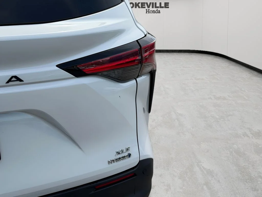 Used 2022 Wind Chill Pearl Toyota XLE image 9