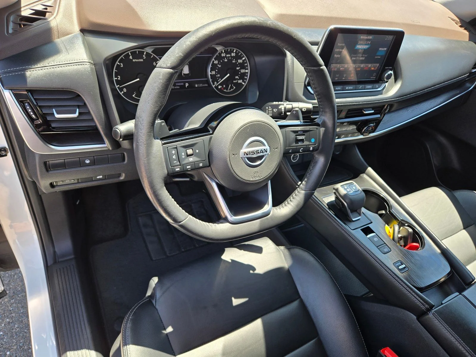 Used 2021 Pearl White Tricoat/Super Black Nissan SL image 18