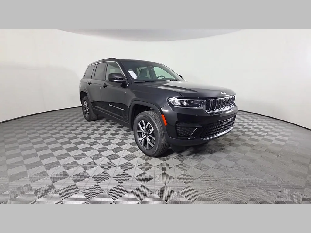 New 2027 High-Gloss Black Paint Jeep Laredo image 40
