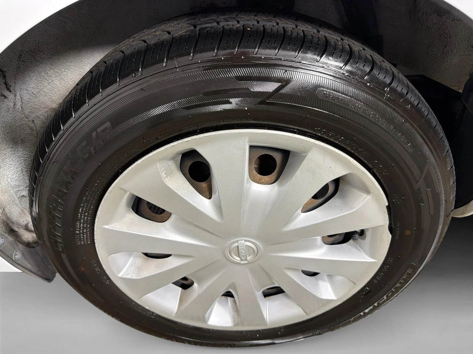 Used 2016 Whtie Nissan S image 19