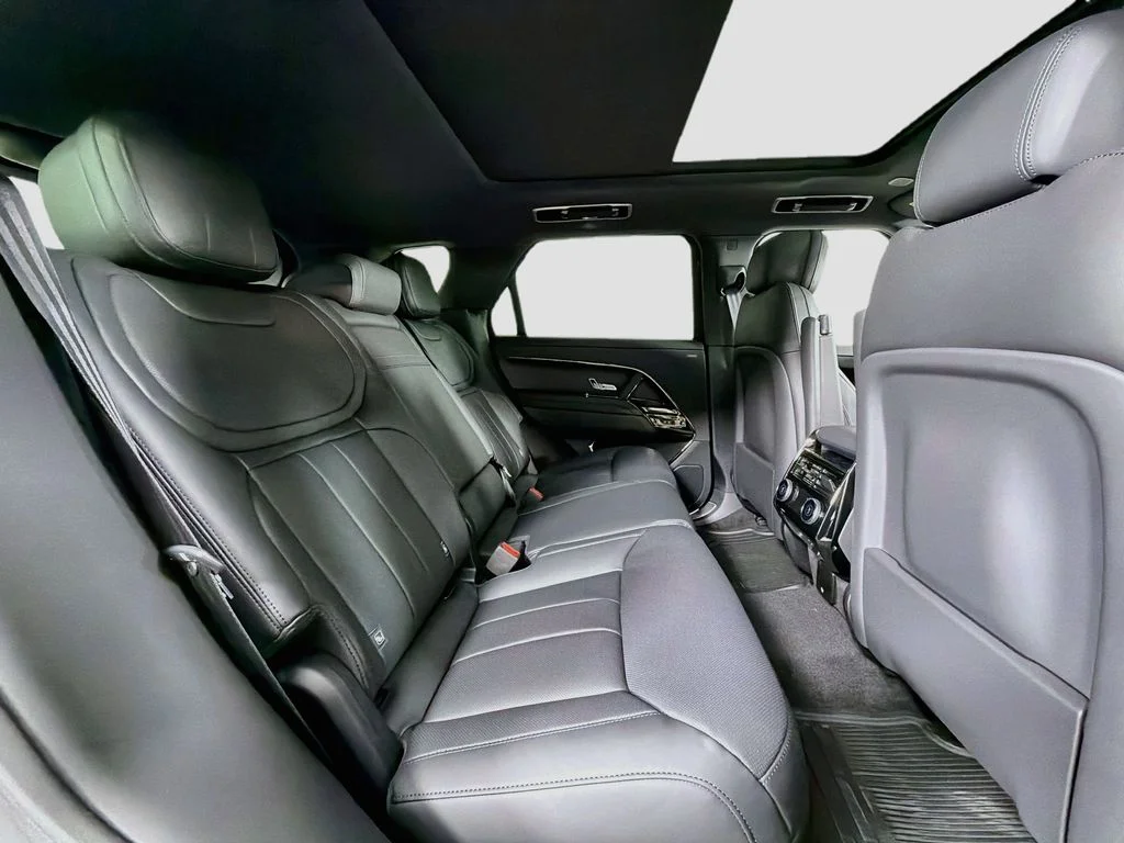 New 2027 Fuji White Land Rover Dynamic SE image 29