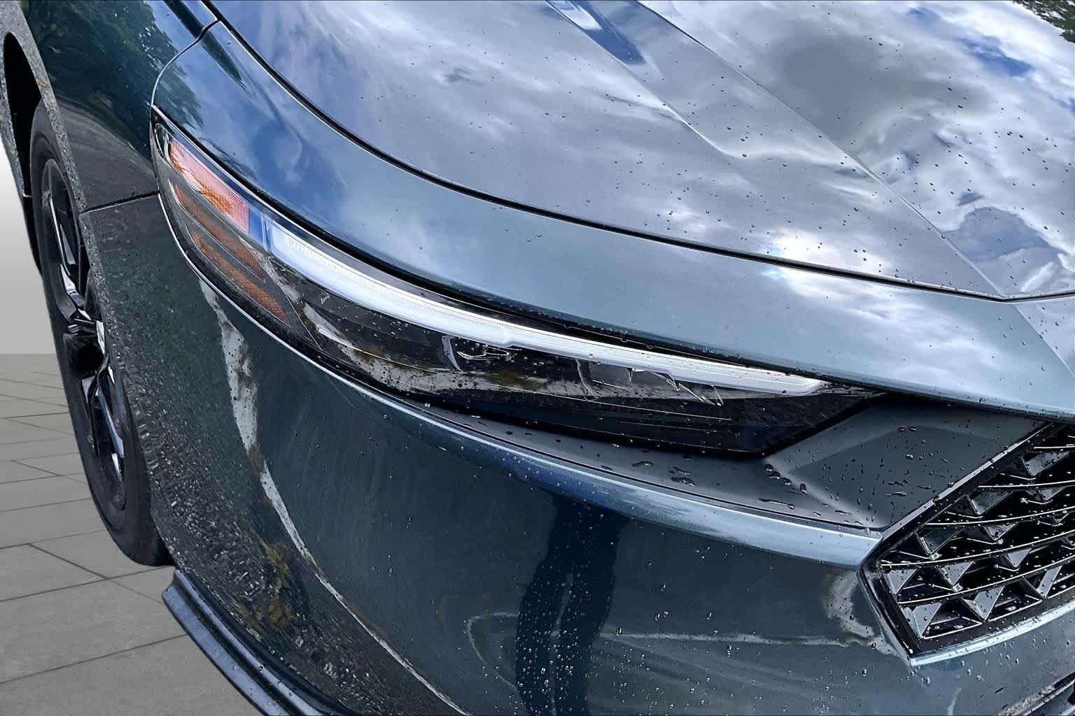 Used 2025 Meteorite Gray Metallic Honda SE image 27