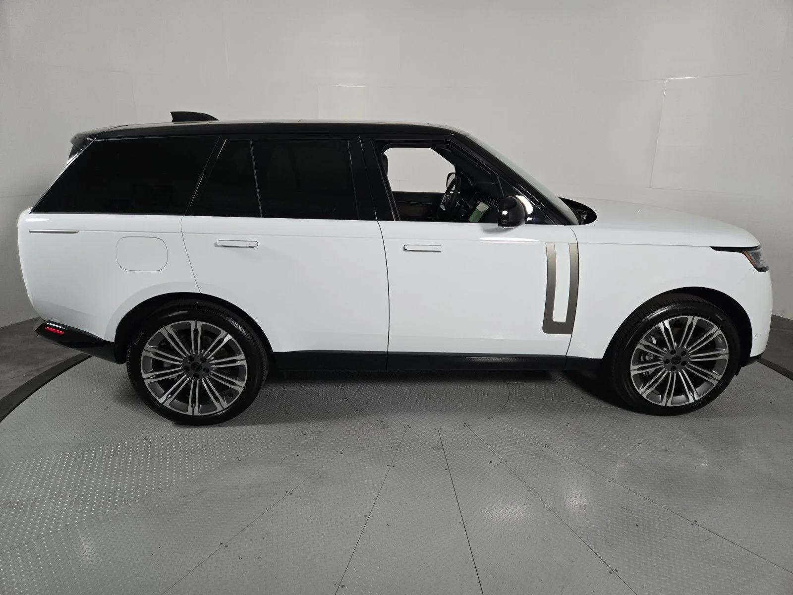 New 2026 Fuji White Land Rover SE image 6