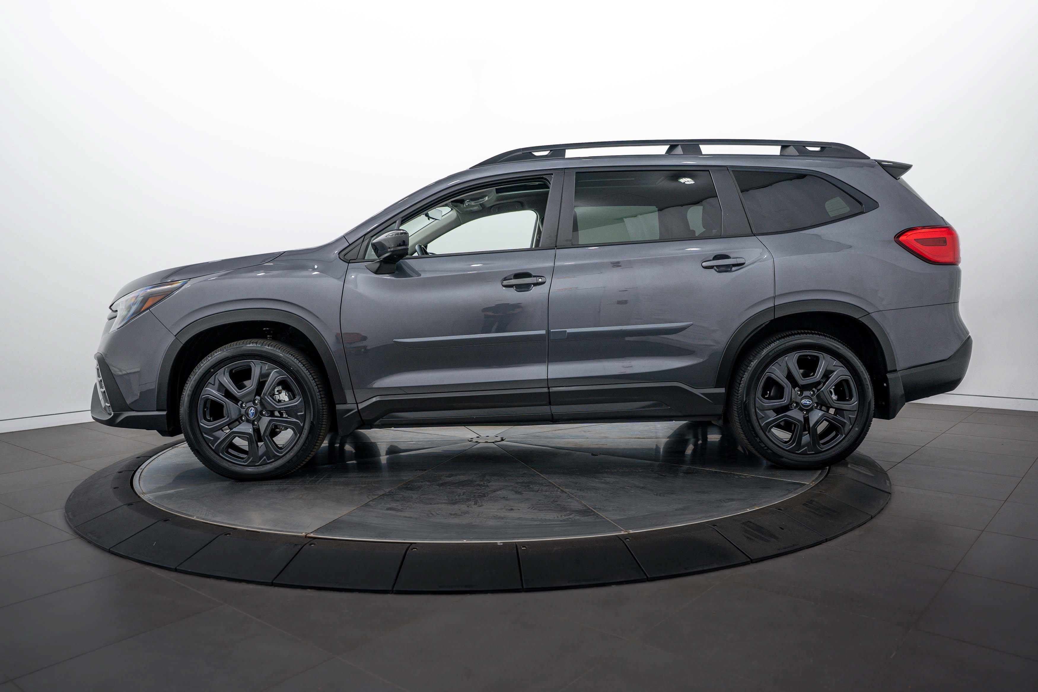 Used 2025 Magnetite Gray Metallic Subaru Onyx Edition Touring image 6