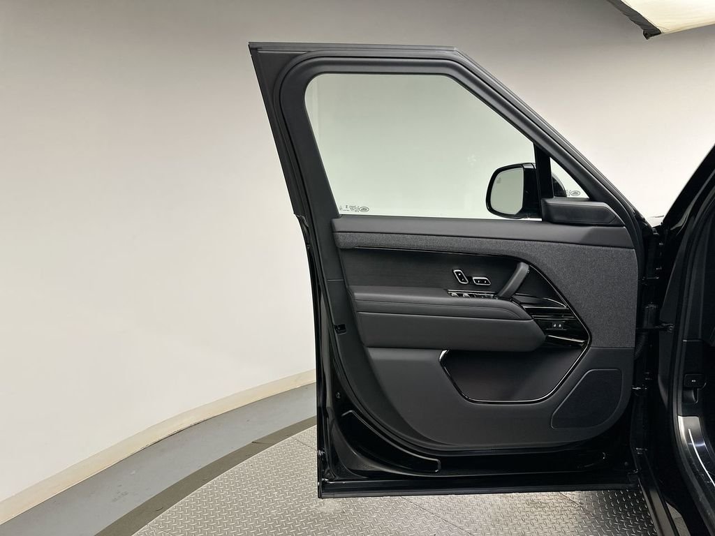 New 2026 Santorini Black Land Rover Dynamic SE image 9