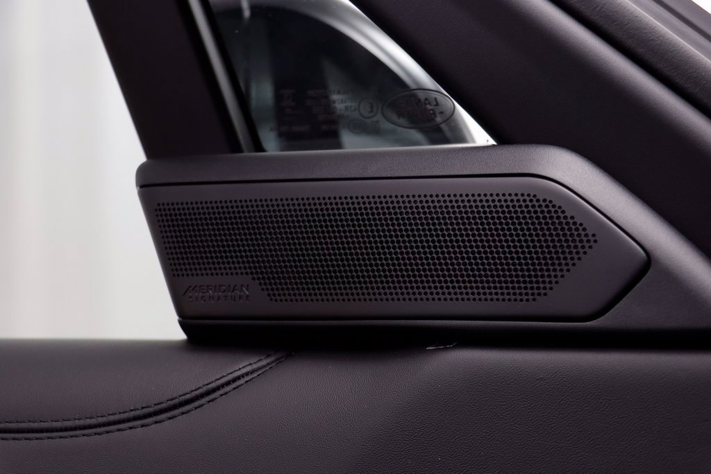 New 2026 Borasco Grey LAND ROVER SV Signature Suite image 8