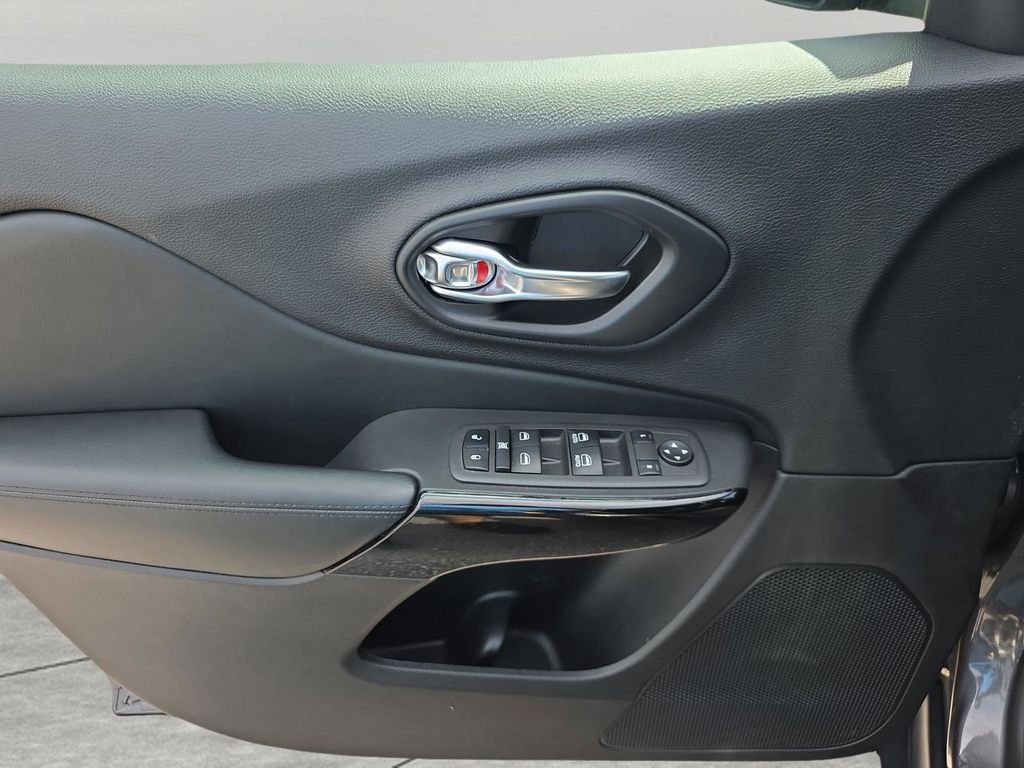 Used 2021 Gray Jeep Latitude Plus image 15