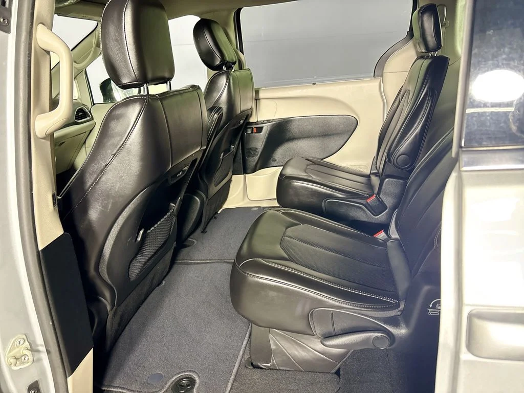 Used 2024 Silver Chrysler Touring L image 18