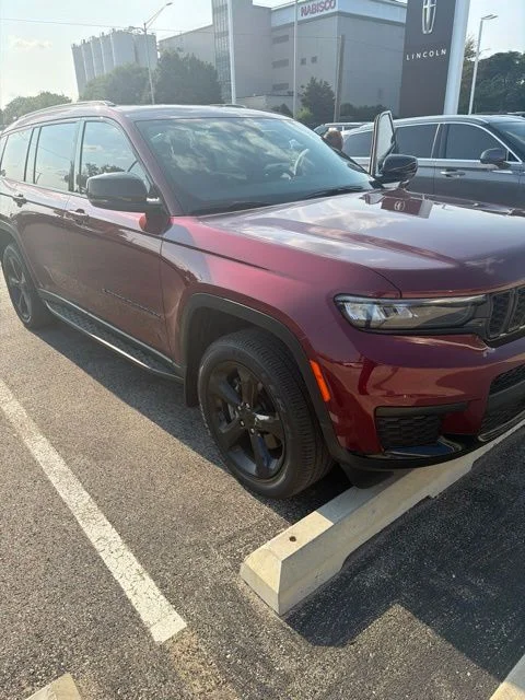 Used 2023 Red Jeep Altitude image 1