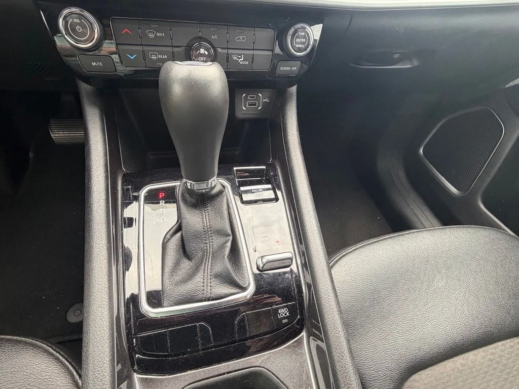 Used 2024 White Jeep Latitude image 29