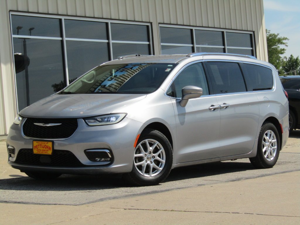 Used 2021 Silver Chrysler Touring L image 12