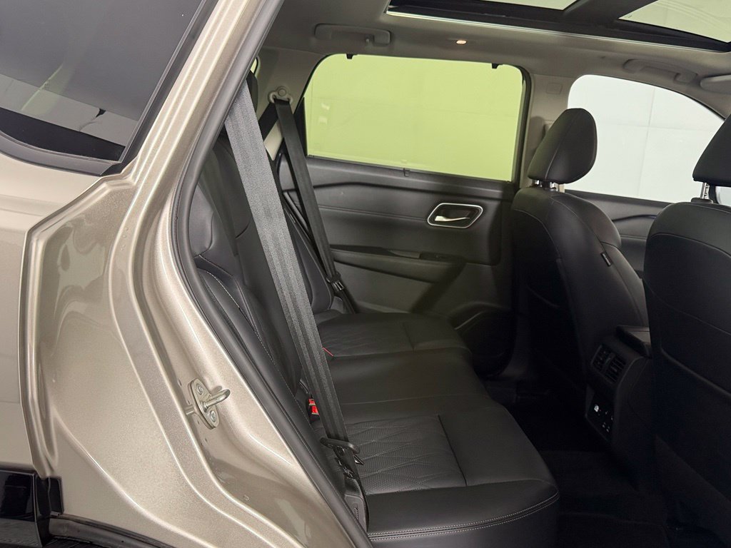 Used 2025 Gold Nissan Platinum image 22