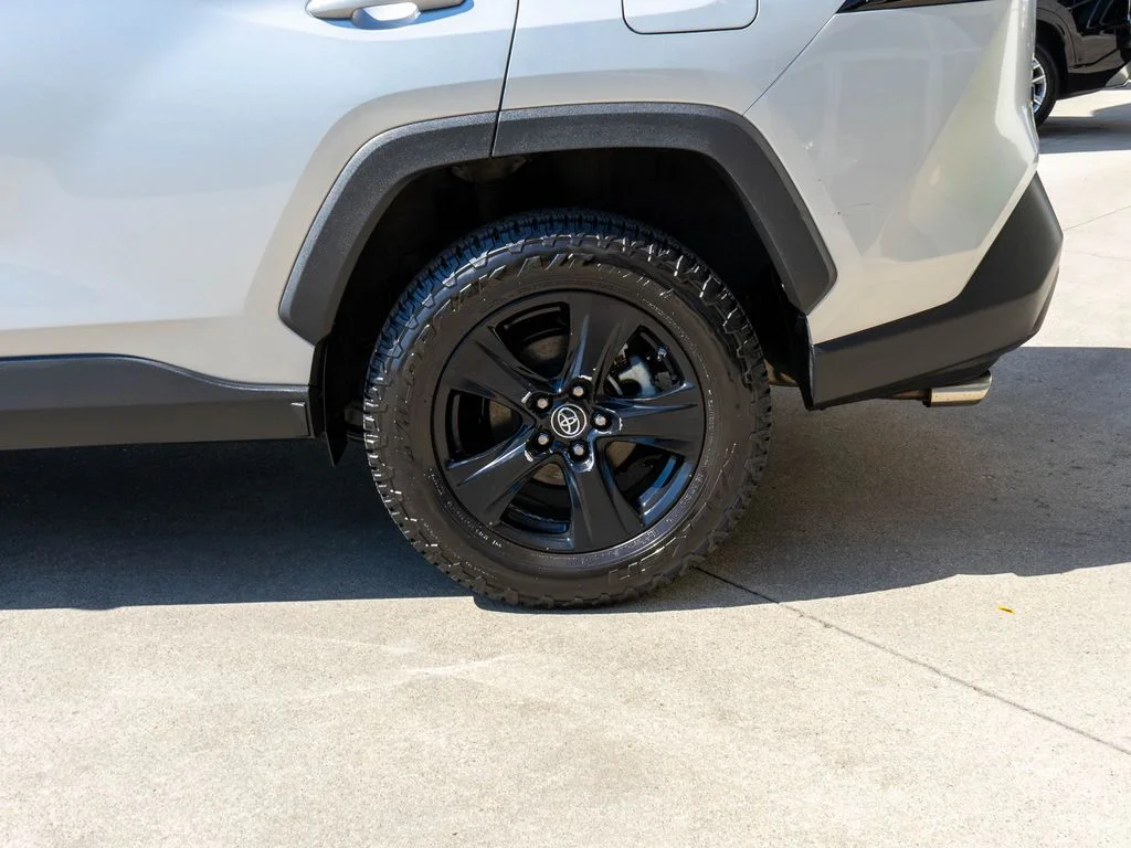 Used 2019 Silver Toyota XLE image 28