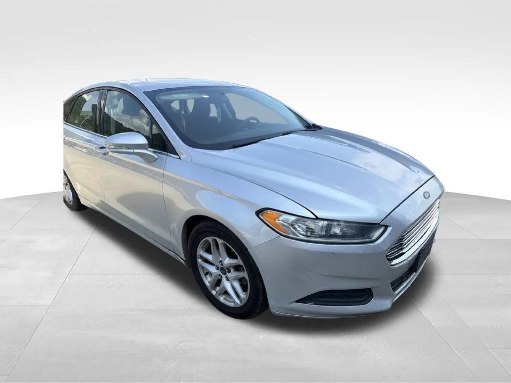 Used 2015 Silver Ford SE image 2