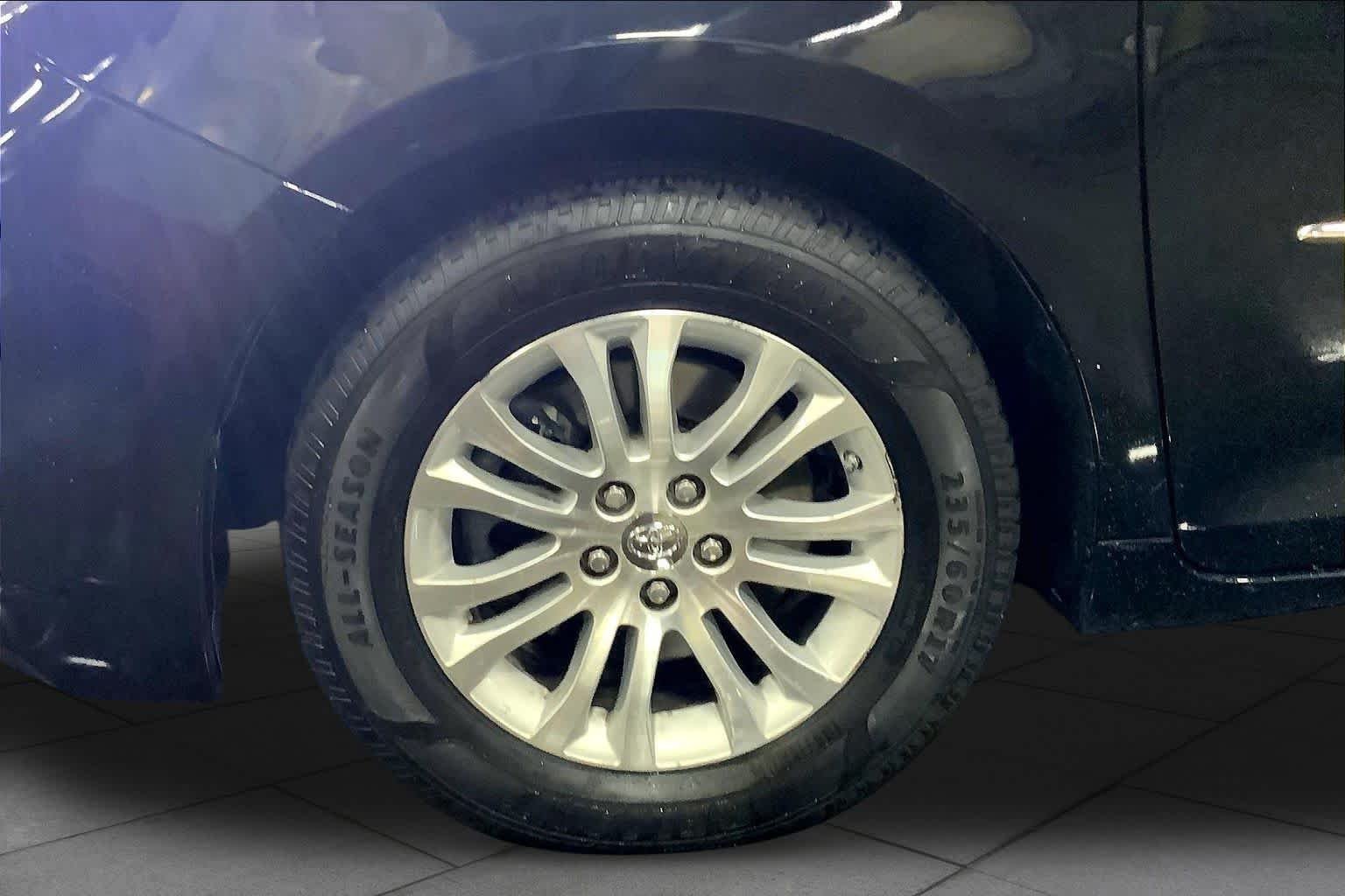 Used 2017 Midnight Black Metallic Toyota XLE Premium image 11
