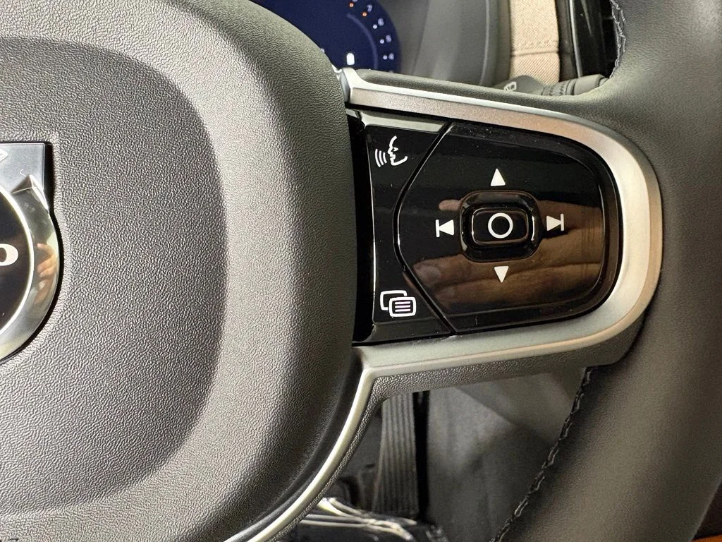 New 2026 Crystal White Volvo Plus image 25