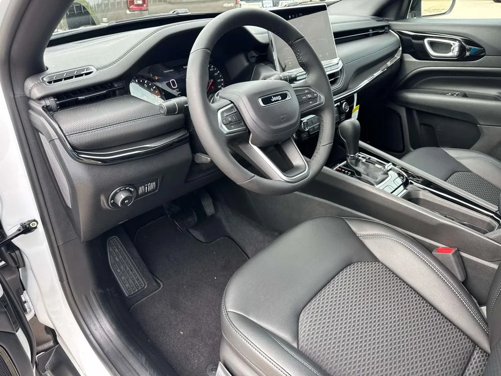New 2026 White Jeep Latitude image 38