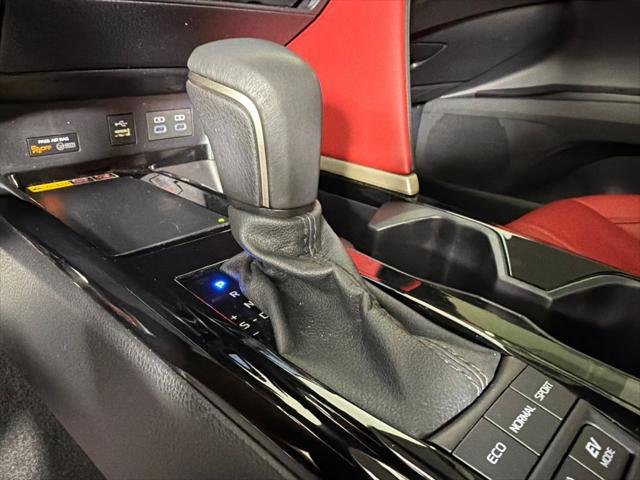 Certified Used 2025 WIND CHILL PEARL Toyota  image 32