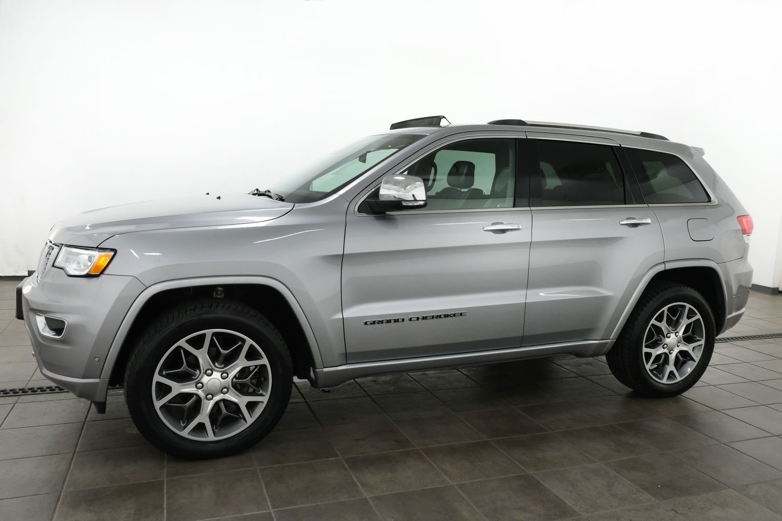 Used 2020 Billet Silver Metallic Clearcoat Jeep Overland image 2