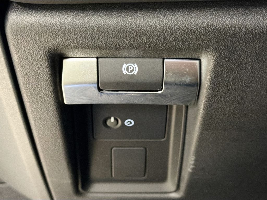 Used 2024 Black Land Rover X-Dynamic SE image 11