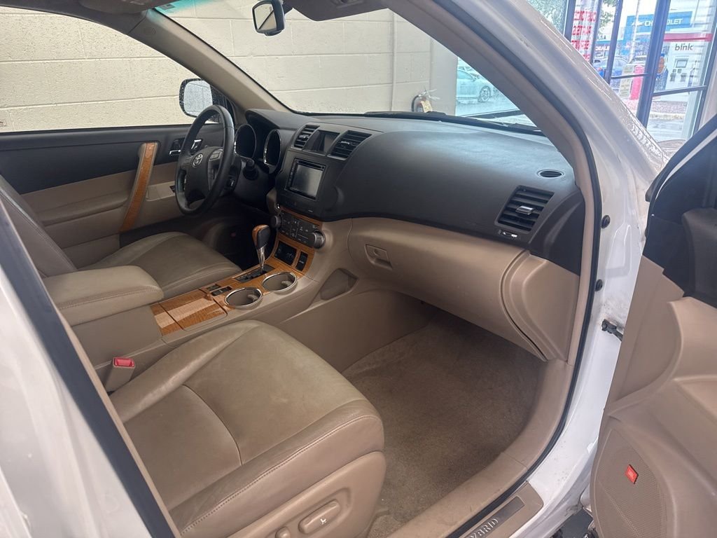 Used 2010  Toyota Limited image 11