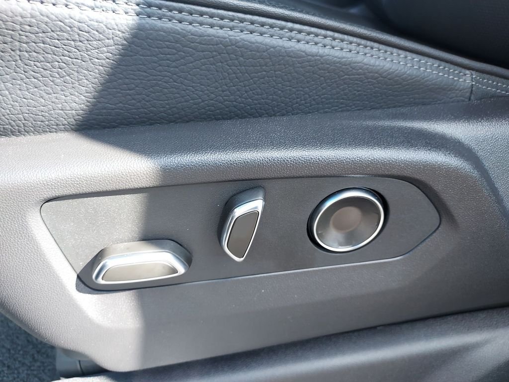 Used 2025 Silver GMC Denali image 20
