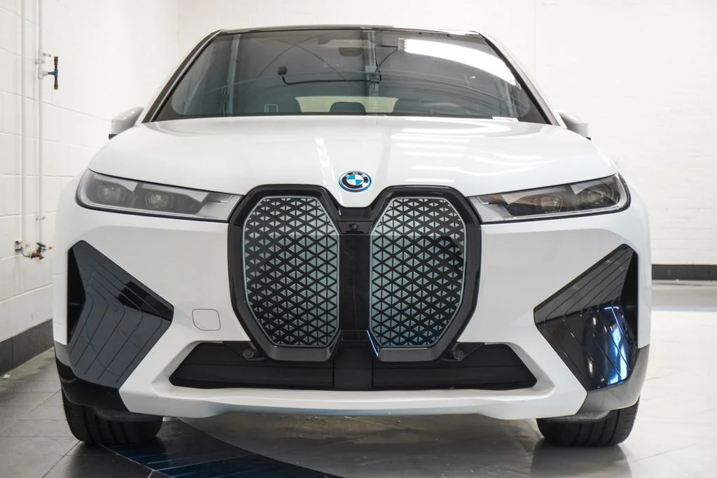 Used 2024 White BMW xDrive50 image 36
