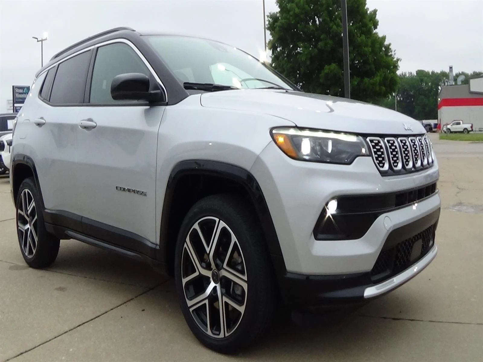 Certified Used 2025 Silver Zynith Clear Coat (pse) Jeep Limited image 4