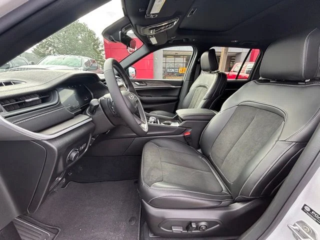 New 2026 Bright White Clear-Coat Exterior Paint Jeep Altitude image 13