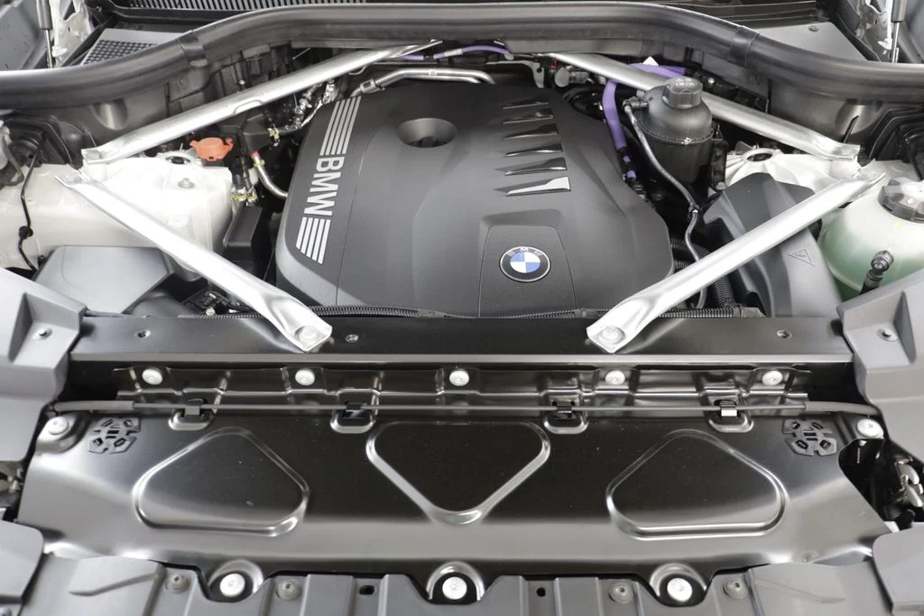 New 2026 White BMW xDrive40i image 23