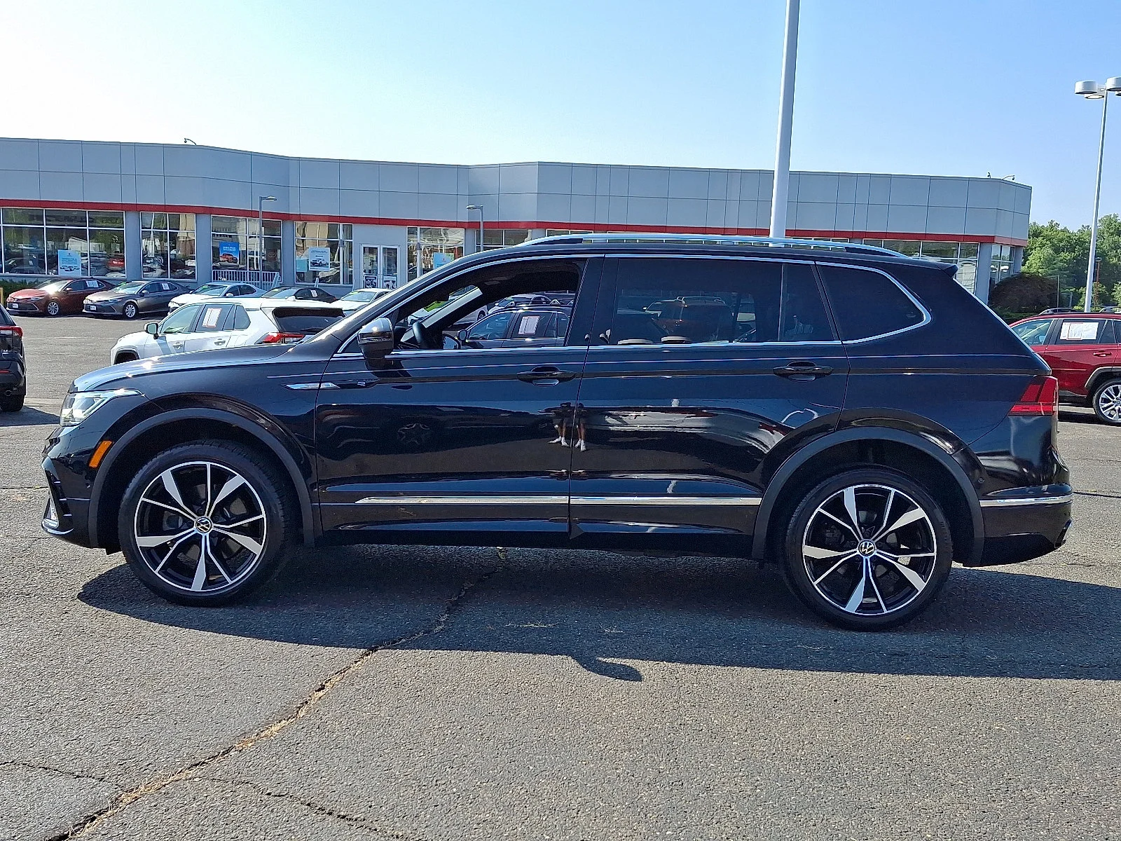 Used 2022 Deep Black Pearl - 2T2T Volkswagen SEL R-Line image 4