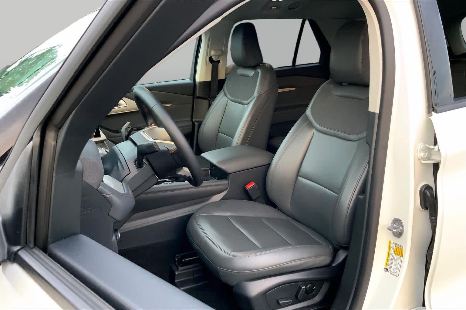 Used 2025 Star White Metallic Tri-Coat Ford Active image 8