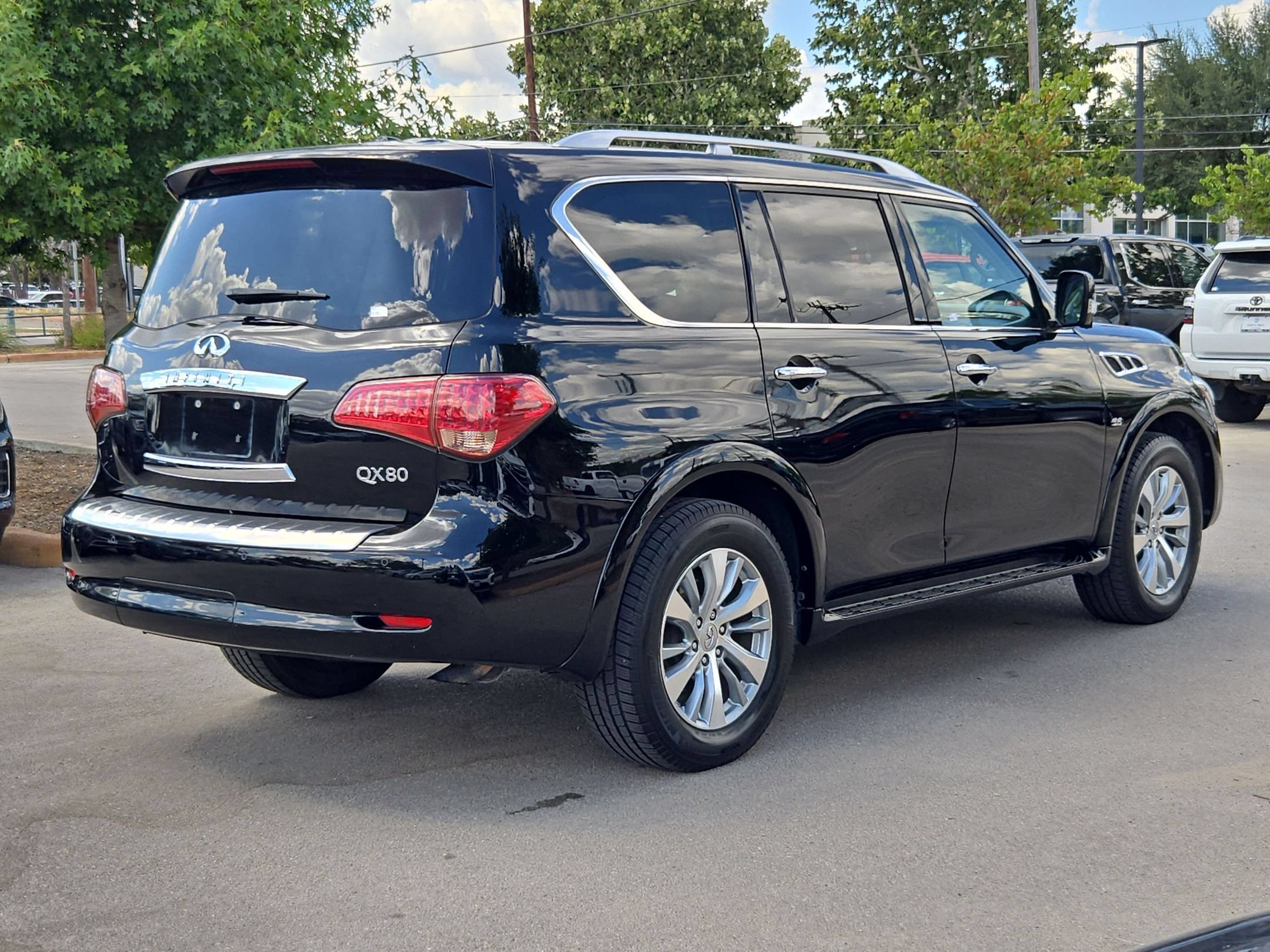 Used 2017 Black Obsidian INFINITI Base image 4