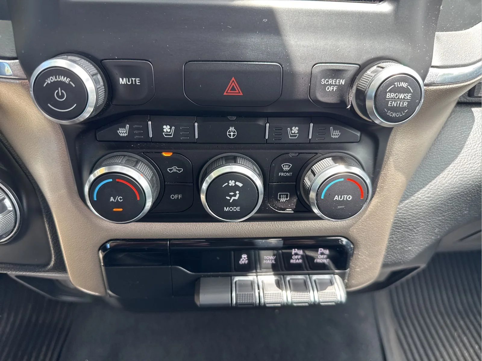Used 2019 Billet Silver Metallic Ram Laramie image 37