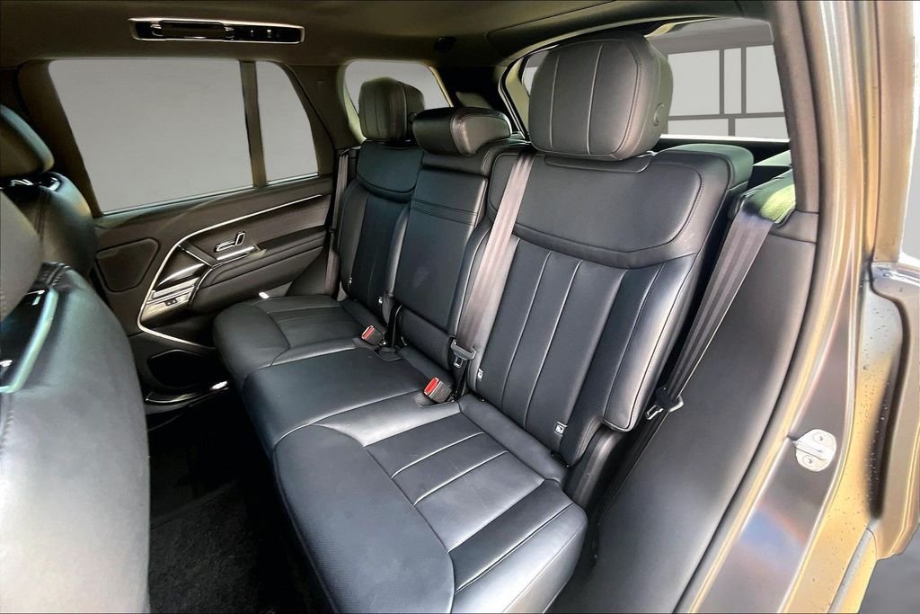 Used 2023  Land Rover SE image 26