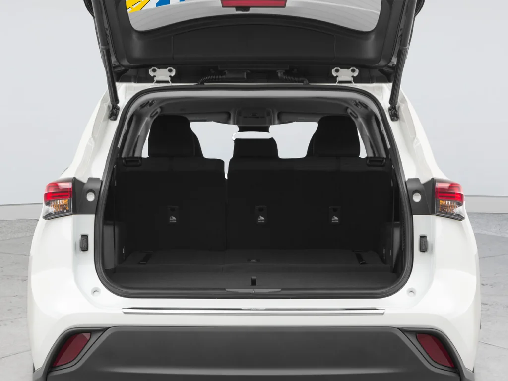 Used 2020 White Toyota XLE image 14