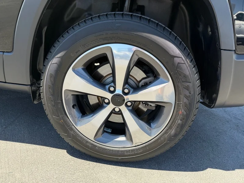 Used 2019 Diamond Black Cry Jeep Limited image 27