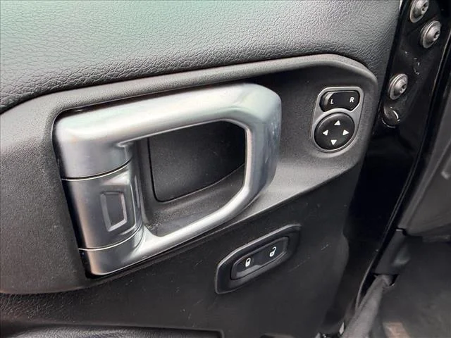Used 2020 Black Clearcoat Jeep Sport S image 13