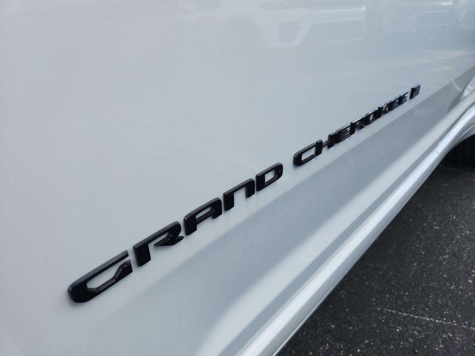 New 2026 Bright White Clear-Coat Exterior Paint Jeep Limited Reserve image 11