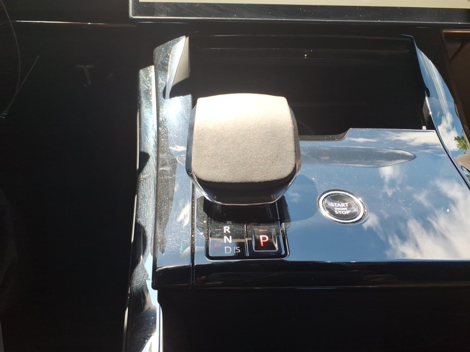 Used 2024 Fuji White Land Rover SE image 24