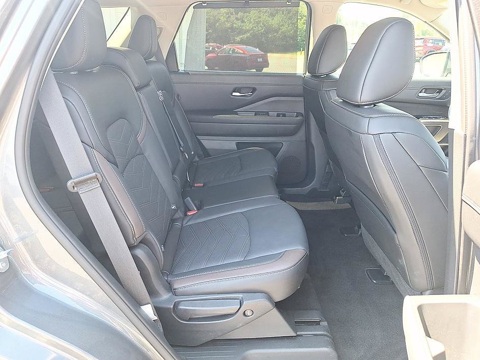 Used 2025 Gun Metallic Nissan Platinum image 22