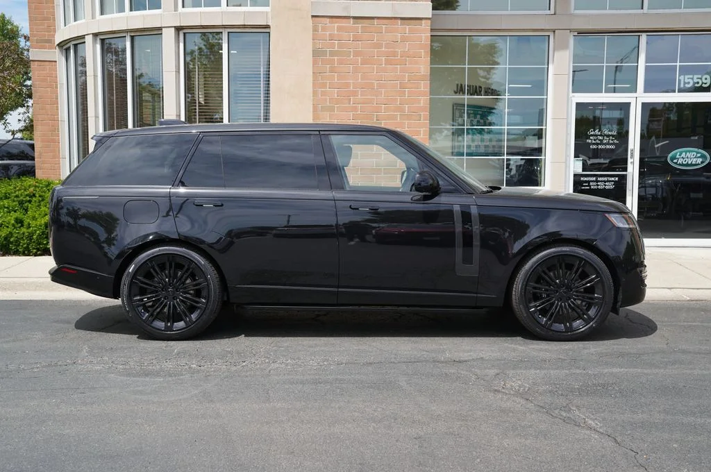 New 2026 Santorini Black Land Rover SE image 7