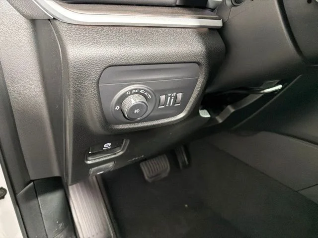 New 2026 White/off-white Jeep Limited image 18