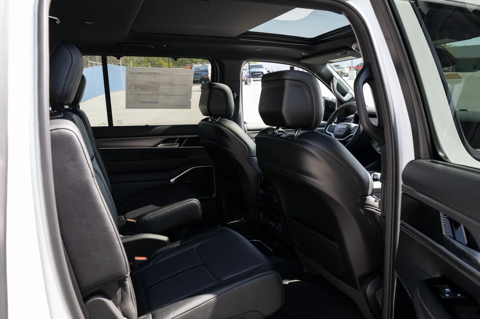 New 2026 Bright White Clear-Coat Exterior Paint Jeep Limited Reserve image 40