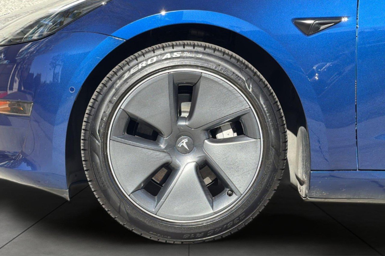 Used 2021  Tesla Standard Range Plus image 24