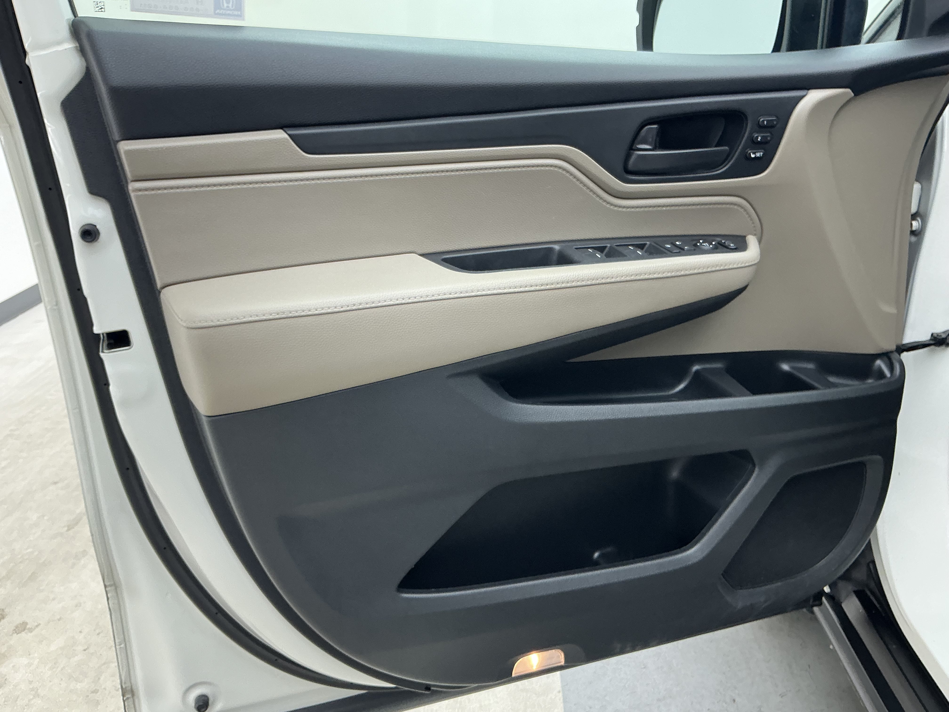 Used 2018 White Diamond Pearl Honda EX-L image 15