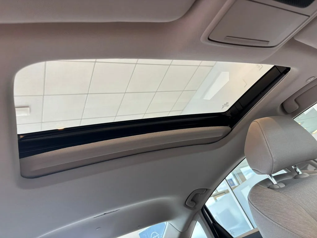 Used 2023 White Honda EX image 27